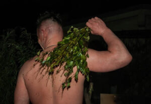 Das Auspeitschen mit Birkenbüscheln: ein eigenwilliges Ritual, das jedoch mit Leidenschaft betrieben wird.